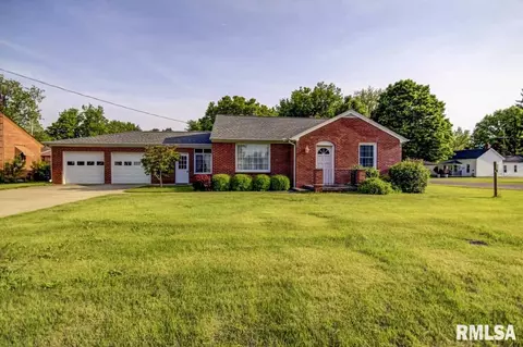 402 E Chestnut St, Mount Pulaski, IL 62548 photo 1