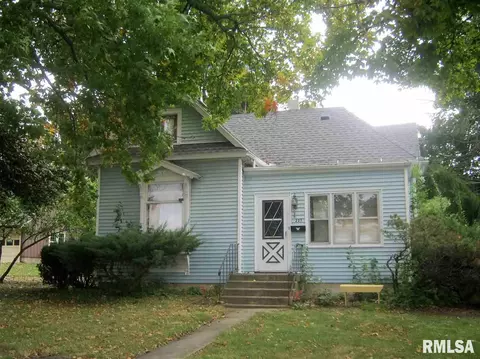 221 S Spring St, Mount Pulaski, IL 62548 photo 1