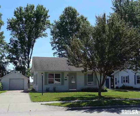 1517 Pulaski St, Lincoln, IL 62656 photo 1