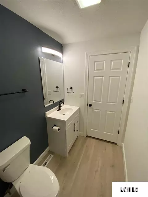 900 S Kickapoo St, Lincoln, IL 62656 photo 8