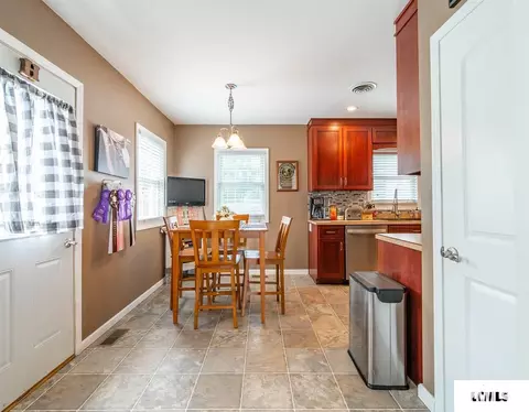 722 N Vine St, Mount Pulaski, IL 62548 photo 7