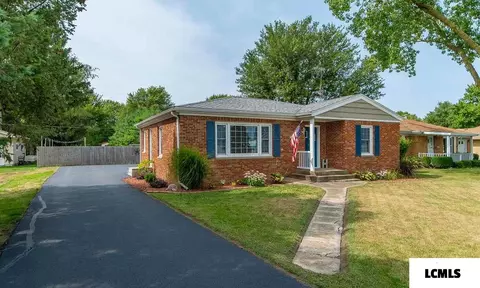 722 N Vine St, Mount Pulaski, IL 62548 photo 2