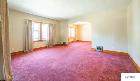 410 E Jefferson St, Mount Pulaski, IL 62548 photo 3