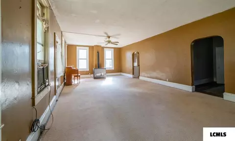 404 N Spring St, Mount Pulaski, IL 62548 photo 2