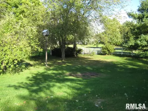 200 Clinton, Avon, IL 61415 photo 6