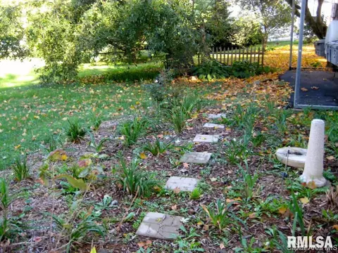200 Clinton, Avon, IL 61415 photo 7