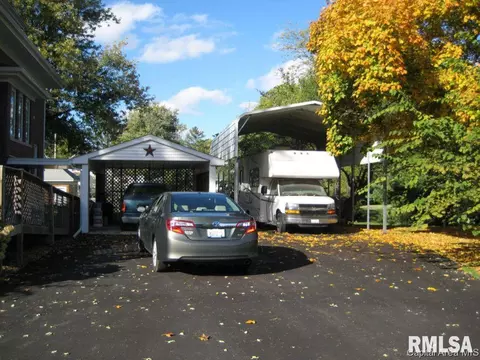 200 Clinton, Avon, IL 61415 photo 3