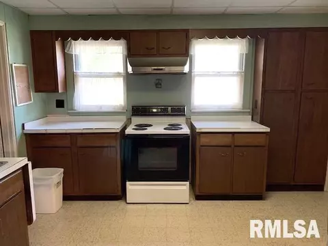 209 W Elm St, Thayer, IL 62689 photo 6