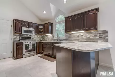 948 Roanoke Dr, Springfield, IL 62702 photo 9