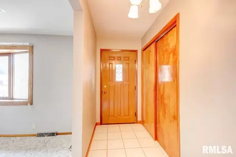 28 Scarlet Ln, Springfield, IL 62704 photo 2
