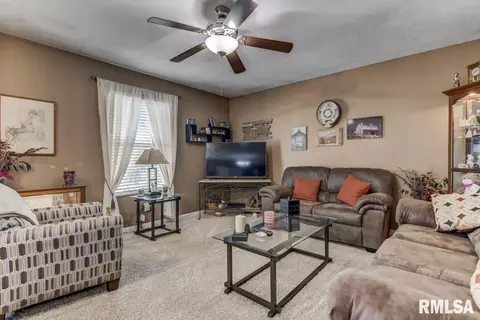 1500 Brenda Ct, Springfield, IL 62702 photo 2