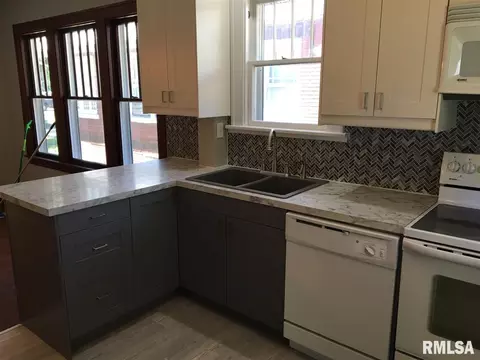 1504 S 2nd St, Springfield, IL 62704 photo 2