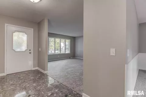 8041 Hunt Rd, Springfield, IL 62712 photo 2