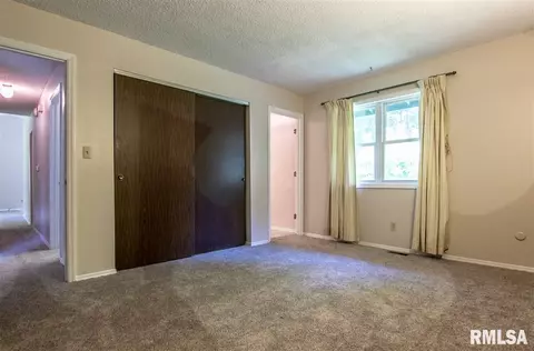 10 Leeds Dr, Springfield, IL 62702 photo 2
