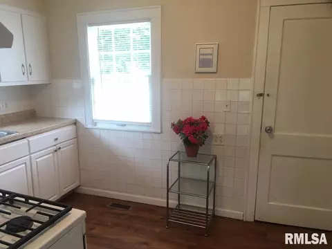 914 N 11th St, Springfield, IL 62702 photo 5