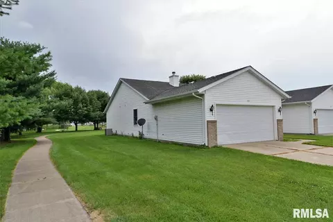 100 Genoa Dr, Springfield, IL 62703 photo 2
