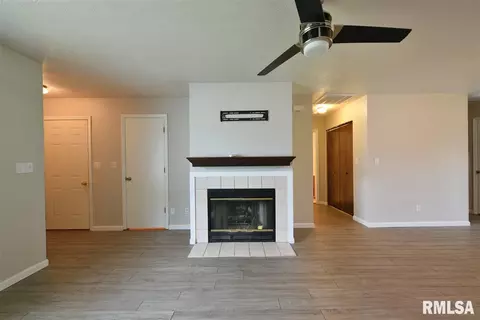100 Genoa Dr, Springfield, IL 62703 photo 9