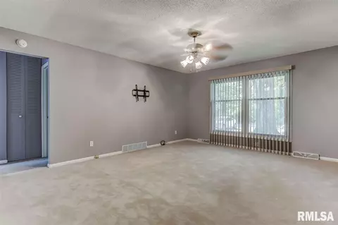 2230 Hazel Dell Rd, Springfield, IL 62703 photo 4