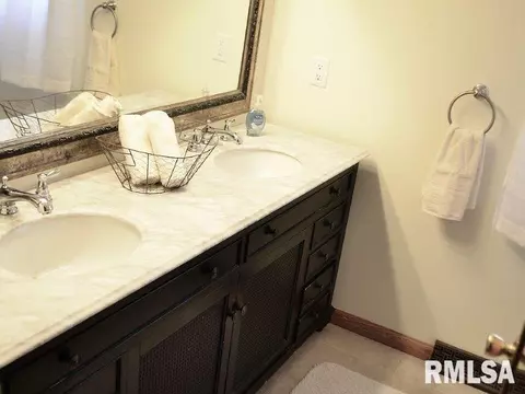 129 Glen Aire Dr, Springfield, IL 62703 photo 10