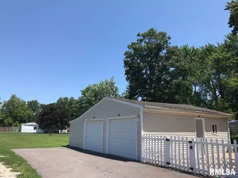 423 E Jackson St, Virden, IL 62690 photo 2
