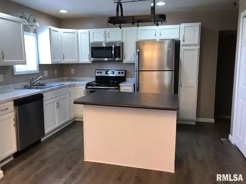 423 E Jackson St, Virden, IL 62690 photo 5