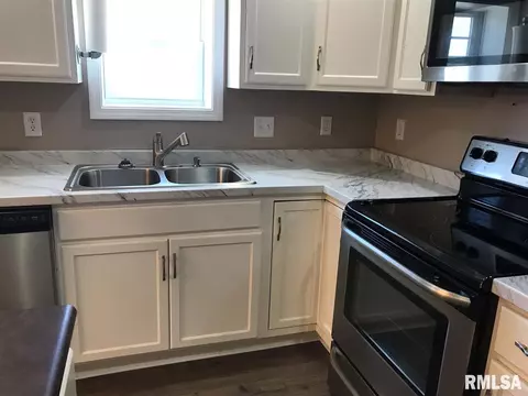 423 E Jackson St, Virden, IL 62690 photo 6