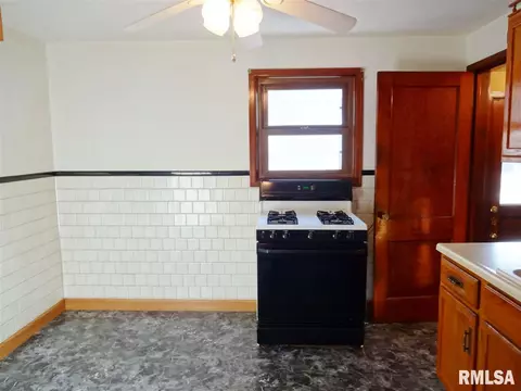 2006 Hood St, Springfield, IL 62703 photo 9