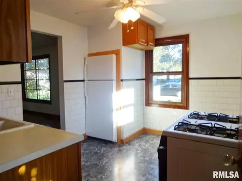 2006 Hood St, Springfield, IL 62703 photo 6