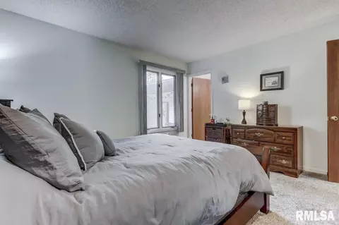 217 Quarterstaff Rd, Springfield, IL 62704 photo 17