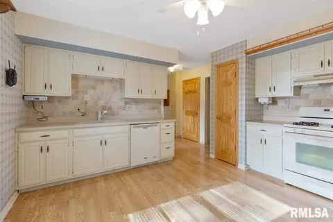 136 Seminole Dr, Springfield, IL 62704 photo 4