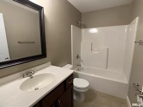 400 E Spruce Dr, Chatham, IL 62629 photo 6