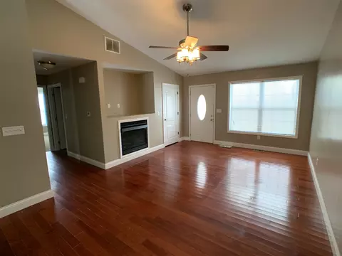 400 E Spruce Dr, Chatham, IL 62629 photo 3