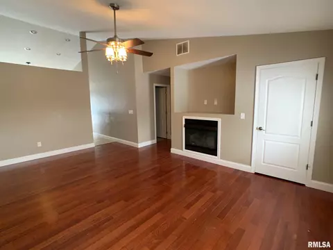 400 E Spruce Dr, Chatham, IL 62629 photo 2