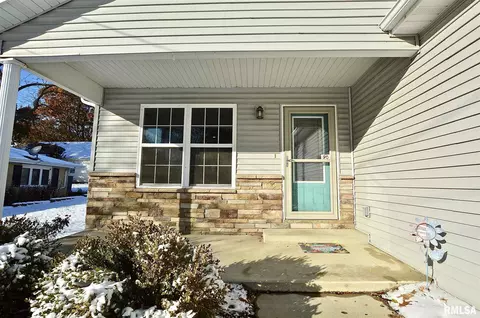 613 E Menard St, Riverton, IL 62561 photo 4