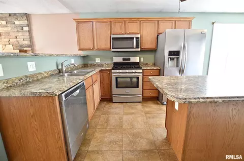 613 E Menard St, Riverton, IL 62561 photo 10
