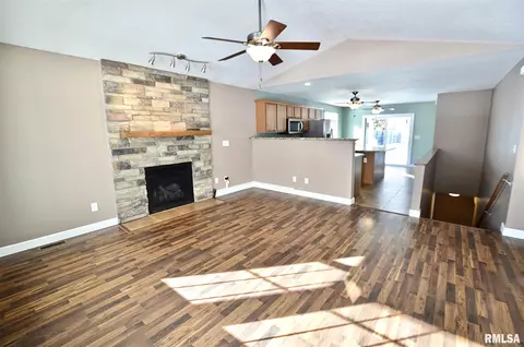 613 E Menard St, Riverton, IL 62561 photo 5