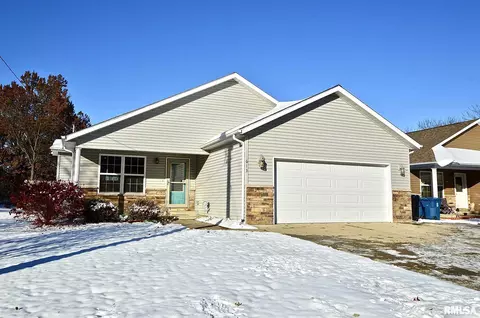 613 E Menard St, Riverton, IL 62561 photo 1