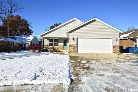 613 E Menard St, Riverton, IL 62561 photo 2