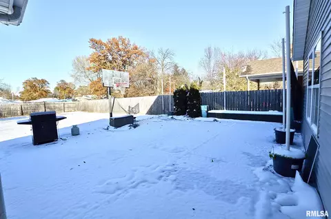 613 E Menard St, Riverton, IL 62561 photo 32