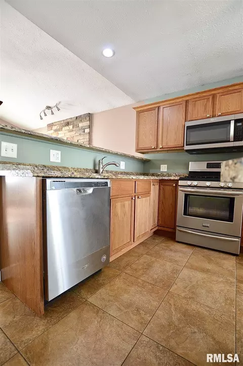 613 E Menard St, Riverton, IL 62561 photo 11