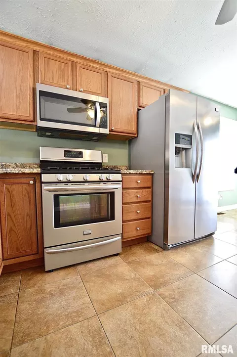 613 E Menard St, Riverton, IL 62561 photo 12