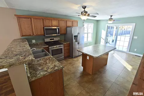 613 E Menard St, Riverton, IL 62561 photo 9