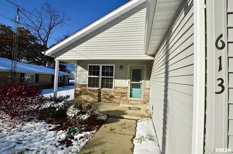 613 E Menard St, Riverton, IL 62561 photo 3