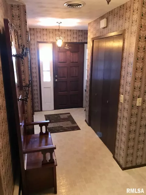 390 E Tanner St, Waverly, IL 62692 photo 5