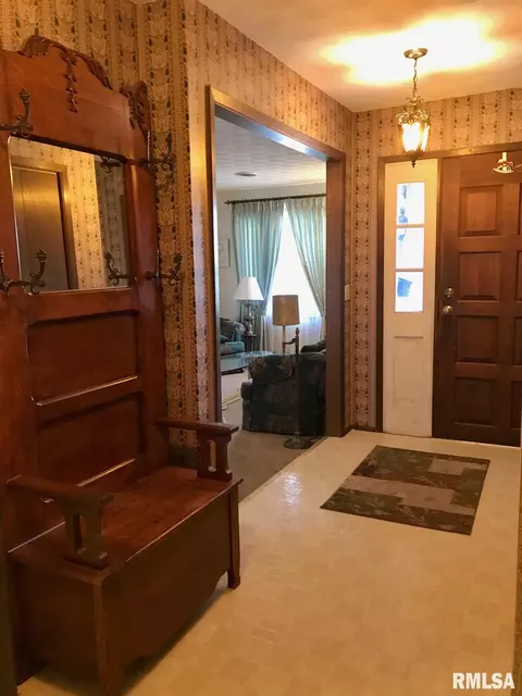 390 E Tanner St, Waverly, IL 62692 photo 4