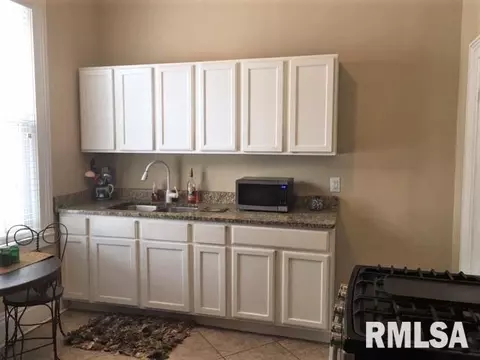 938 N 3rd St, Springfield, IL 62702 photo 4