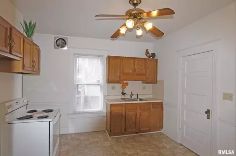 219 E Scarritt St, Springfield, IL 62704 photo 2