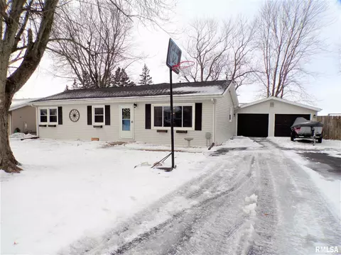 124 N Johnson St, Oneida, IL 61467 photo 1