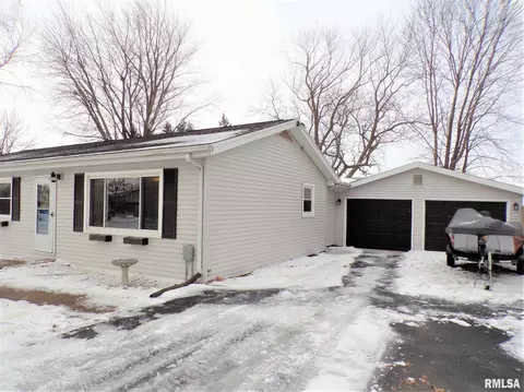 124 N Johnson St, Oneida, IL 61467 photo 2