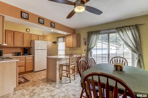 2605 Somerton Rd, Springfield, IL 62702 photo 4